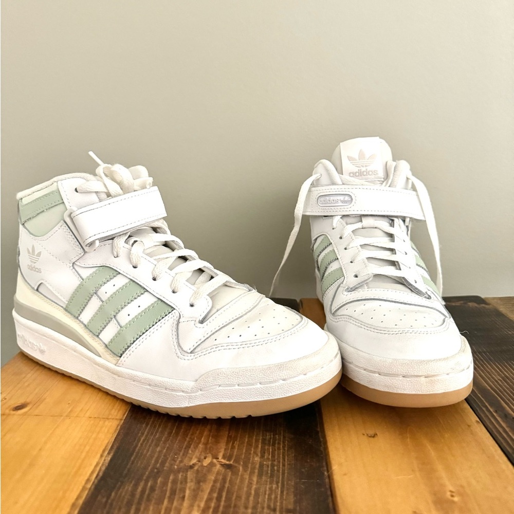 Adidas Women’s Forum mid. White/light green. Size 9.5